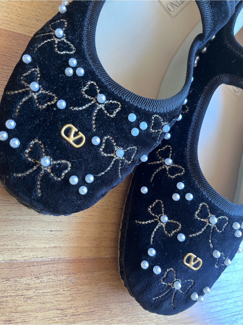 Valentino Garavani Black Velvet Womens Mary Jane’s with Pearls Size 38 1/2 (8.5) - Picture 5 of 6